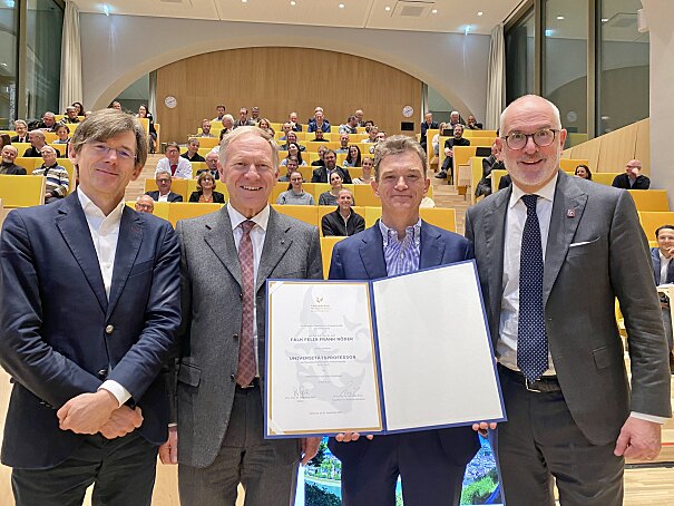 Überreichung der Bestellungsurkunde zum PMU-Professor - v. l.: Prof. Christian Pirich, Vizerektor und Ärztlicher Direktor des Uniklinikums, Rektor Prof. Wolfgang Sperl, Prof. Falk Röder, Prof. Eugen Trinka, Präsident der Gesellschaft der Salzburger Ärztinnen und Ärzte.