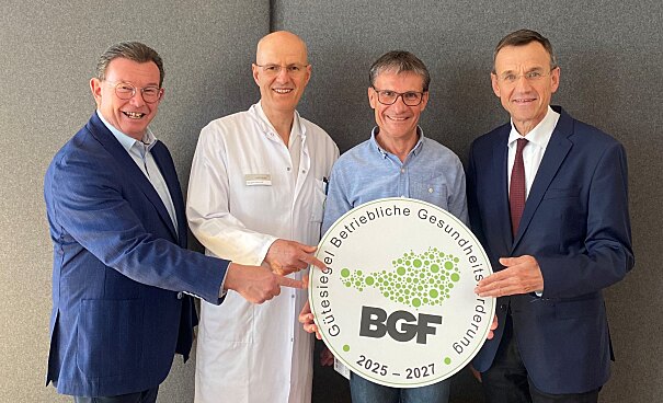 Freude über das BGF-Gütesiegel bei Pflegedirektor Karl Schwaiger, Ärztlichem Direktor Bertram Hölzl, BGF-Verantwortlichem Gottfried Kendlbacher sowie Wirtschaftsdirektor Hubert Hettegger. Die BGF-Verantwortliche Beatrice Kretzl-Viezens war bei der Übergabe leider verhindert.