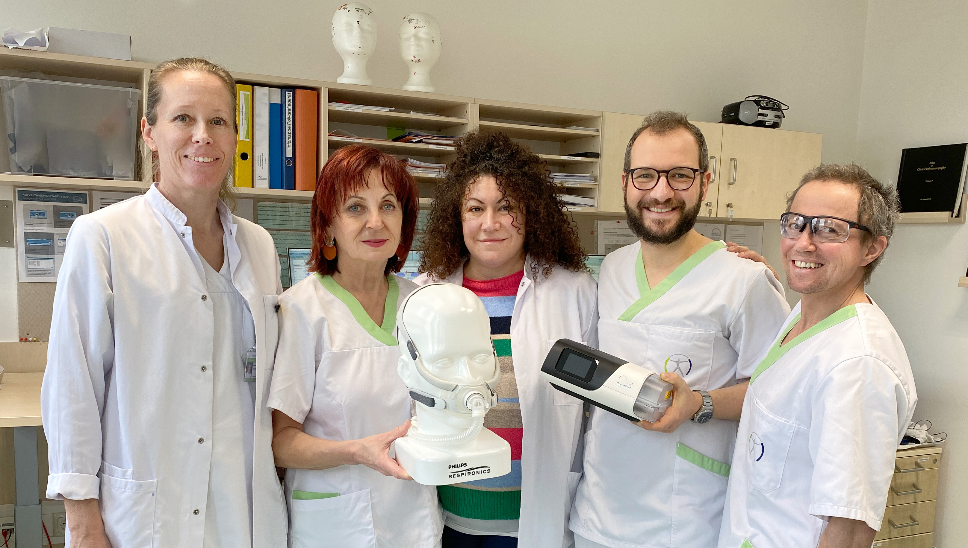 Das engagierte Team des Schlaflabors der Uniklinik für Pneumologie v. l.: 1. OÄ Dr. Stefanie Derenthal, Leiterin Schlaflabor; Gabriele Stadlbauer, DGKP; Natasa Duchac, Med. Organisationsassistentin; Dominik Beer, BSc MSc ANP, Leiter Spezialambulanz; Daria Krenn, Ordinationsassistentin Pflege.