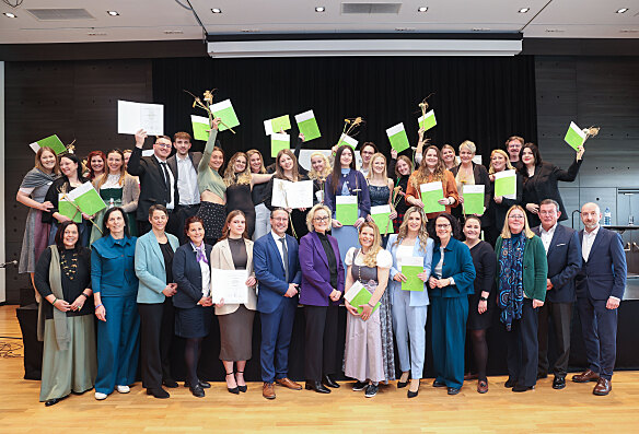 Im Beisein von zahlreichen Ehrengästen wurde den Absolventinnen und Absolventen der Ausbildung zur Pflegefachassistenz heute das Diplom verliehen.