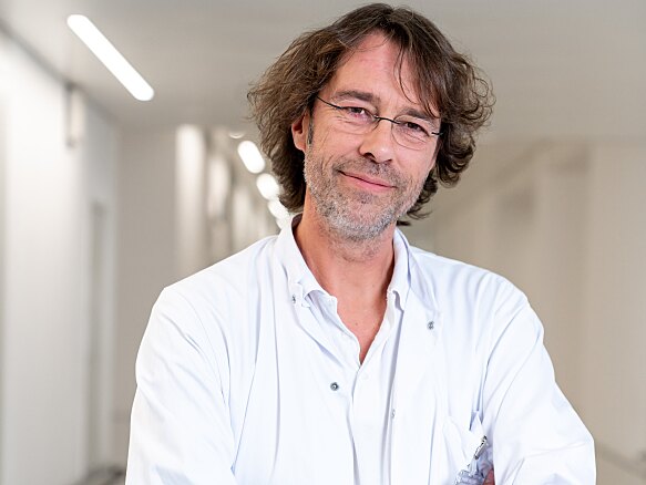 Mit 1. April 2025 übernimmt Roelf Robisch die Leitung der Abteilung für Innere Medizin in der Landesklinik Tamsweg. Der gebürtige Deutsche war bereits seit 4. November 2024 interimistischer Leiter der Abteilung. 