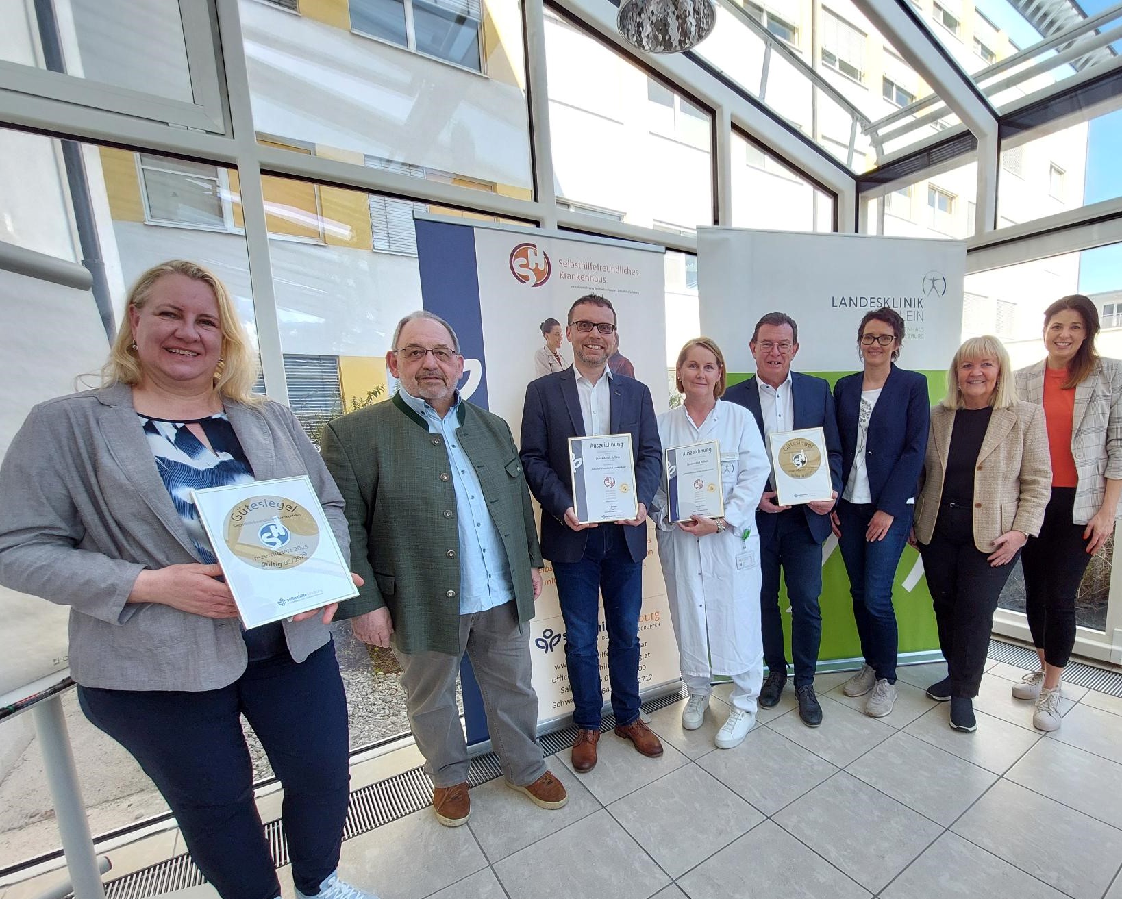 v. l.: Maria Schmidbauer, MSc, Selbsthilfebeauftragte LK Hallein, Hans-Rainer Offenhuber, Obmann Selbsthilfe Dachverband Salzburg, Wirtschaftsdirektor Mag. Reinhard Baumgartinger, OÄ Dr.in Silvia Reich-Weinberger, Ärztliche Direktorin, Pflegedirektor Mag. Karl Schwaiger, Monika Seidl, Geschäftsführung Selbsthilfe Salzburg, Sabine Geistlinger, Sabine Mayr (beide Selbsthilfe Salzburg)