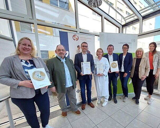 v. l.: Maria Schmidbauer, MSc, Selbsthilfebeauftragte LK Hallein, Hans-Rainer Offenhuber, Obmann Selbsthilfe Dachverband Salzburg, Wirtschaftsdirektor Mag. Reinhard Baumgartinger, OÄ Dr.in Silvia Reich-Weinberger, Ärztliche Direktorin, Pflegedirektor Mag. Karl Schwaiger, Monika Seidl, Geschäftsführung Selbsthilfe Salzburg, Sabine Geistlinger, Sabine Mayr (beide Selbsthilfe Salzburg)