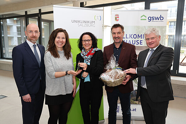 Bei der Schlüsselübergabe (v.l.): SALK-Geschäftsführer Thomas Gamsjäger, Bewohnerin Valentina Schatzl, Landesrätin Daniela Gutschi, Landesrat Martin Zauner und gswb-Geschäftsführer Ferdinand Hochleitner