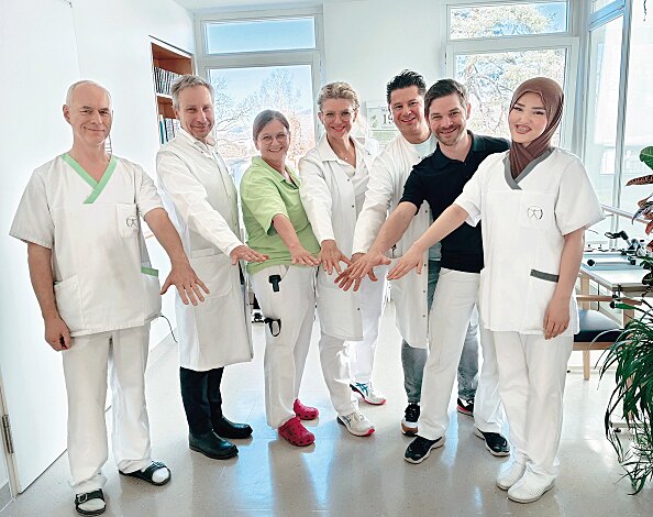 Fünf Plakate werden in allen Kliniken und Infoscreens präsent sein und an die Händehygiene erinnern. Als Models waren zahlreiche Mitarbeiterinnen und Mitarbeiter der Salzburger Landeskliniken im Einsatz. 
