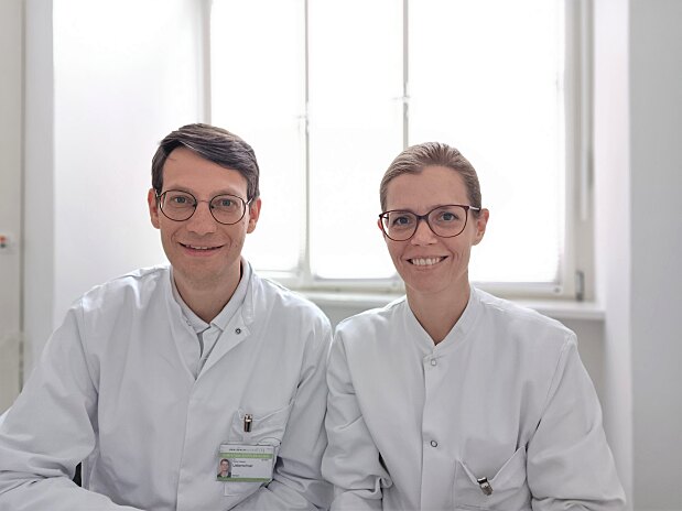 Dozent Moritz Ueberschaer und Oberärztin Lenka Vargova haben die Interdisziplinäre Ambulanz zur Abklärung von Tumoren der Hirnanhangdrüse ins Leben gerufen.
