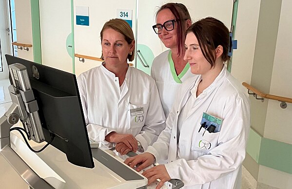 Einführung der elektronischen Patientenkurve ORME in Hallein: Die Ärztliche Direktorin Silvia Reich-Weinberger mit den Key-Userinnen Cordula Neubauer und Sabrina Leitold.