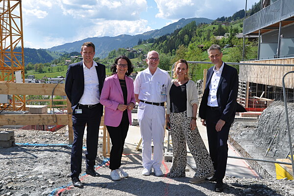 Große Freude über den reibungslosen Ablauf der Bauarbeiten: Wirtschaftsdirektor der Rehaklinik Sonnberg Philipp Stöckl, Gesundheitslandesrätin Daniela Gutschi, der Ärztliche Leiter Marc Keglevic, stv. Ärztliche Leiterin Margarita Seiwald und Geschäftsführer der Rehaklinik Burkhard van der Vorst (v.li.).
