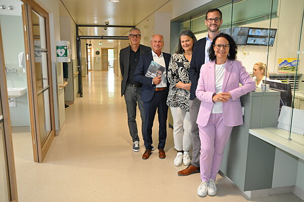 Bei der Stationsbesichtigung: Architekt Christoph Scheithauer, LHstv. a.D. und Wegbereiter für den Neubau Christian Stöckl, Nina Leiber (stv. Pflegedirektorin und Pflegedienstleitung Psychiatrie), Roman Kuplent (Stationsleitung Suchtmedizinische Fachstation) und Landesrätin Daniela Gutschi (v.li.).