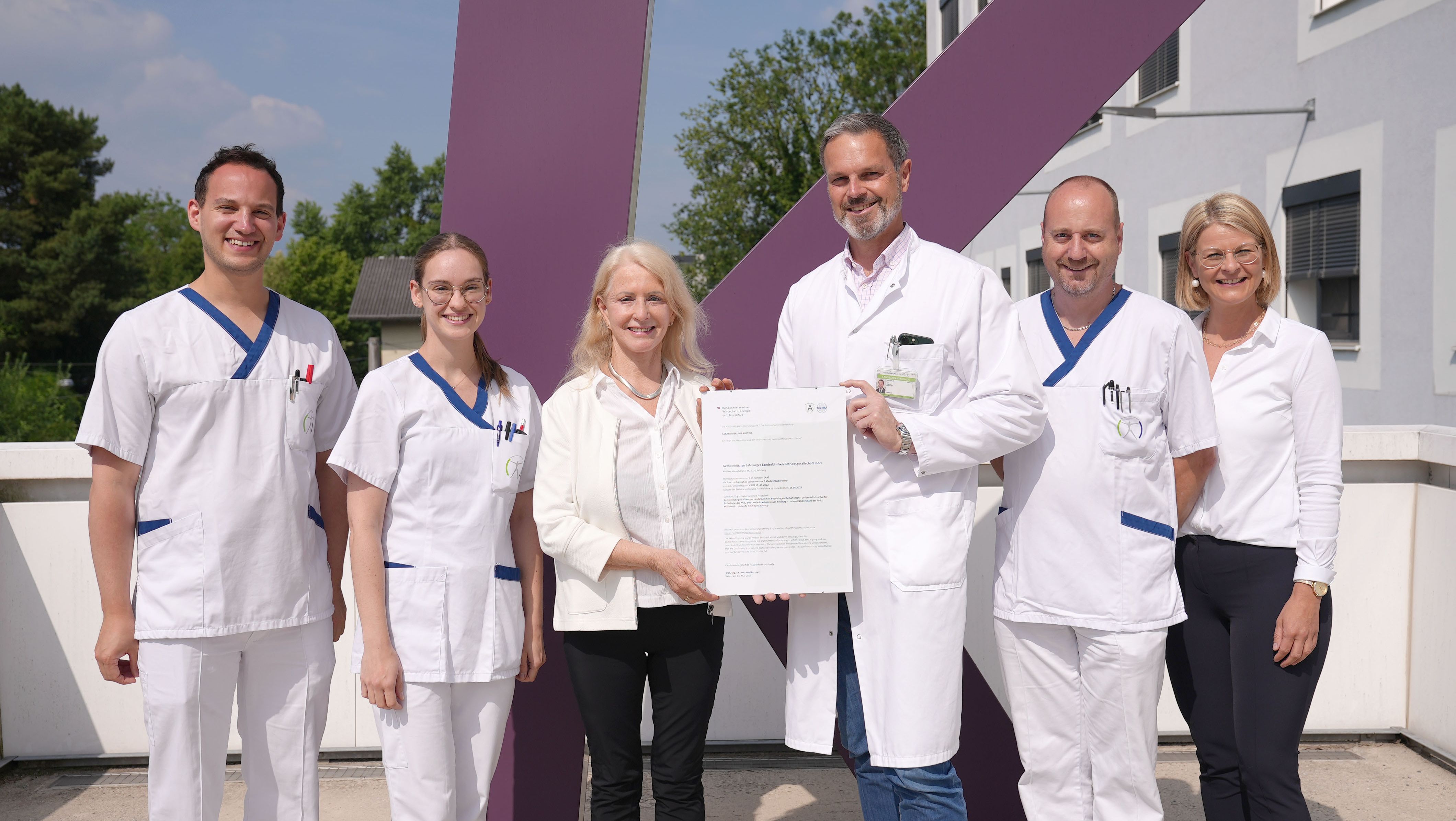 Das QM-Team der Pathologie freut sich über die offizielle Akkreditierung als Medizinisches Laboratorium: v. l.: Johannes Heigl, BSc MScPH; Franziska Binder, BSc; Mag. Irmgard Seitinger; Prim. Univ.-Prof. Dr. Karl Sotlar; Brian van Merkestijn. Ltd. Biomed. Analytiker; Gabriela Berger.