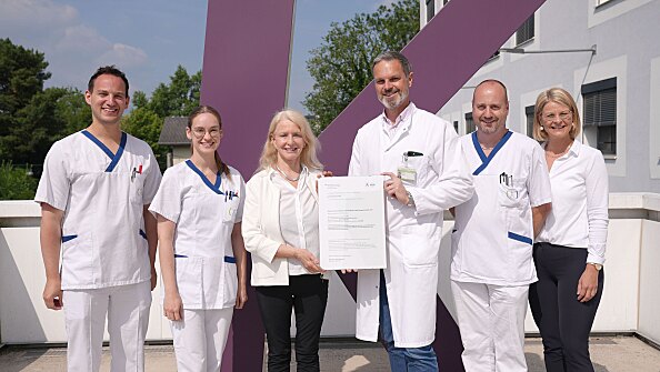 Das QM-Team der Pathologie freut sich über die offizielle Akkreditierung als Medizinisches Laboratorium: v. l.: Johannes Heigl, BSc MScPH; Franziska Binder, BSc; Mag. Irmgard Seitinger; Prim. Univ.-Prof. Dr. Karl Sotlar; Brian van Merkestijn. Ltd. Biomed. Analytiker; Gabriela Berger.