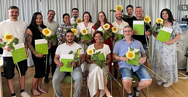 Eine Sonnenblume und ein Zeugnis am letzten Schultag für die frischgebackenen OP-Assistenzen.