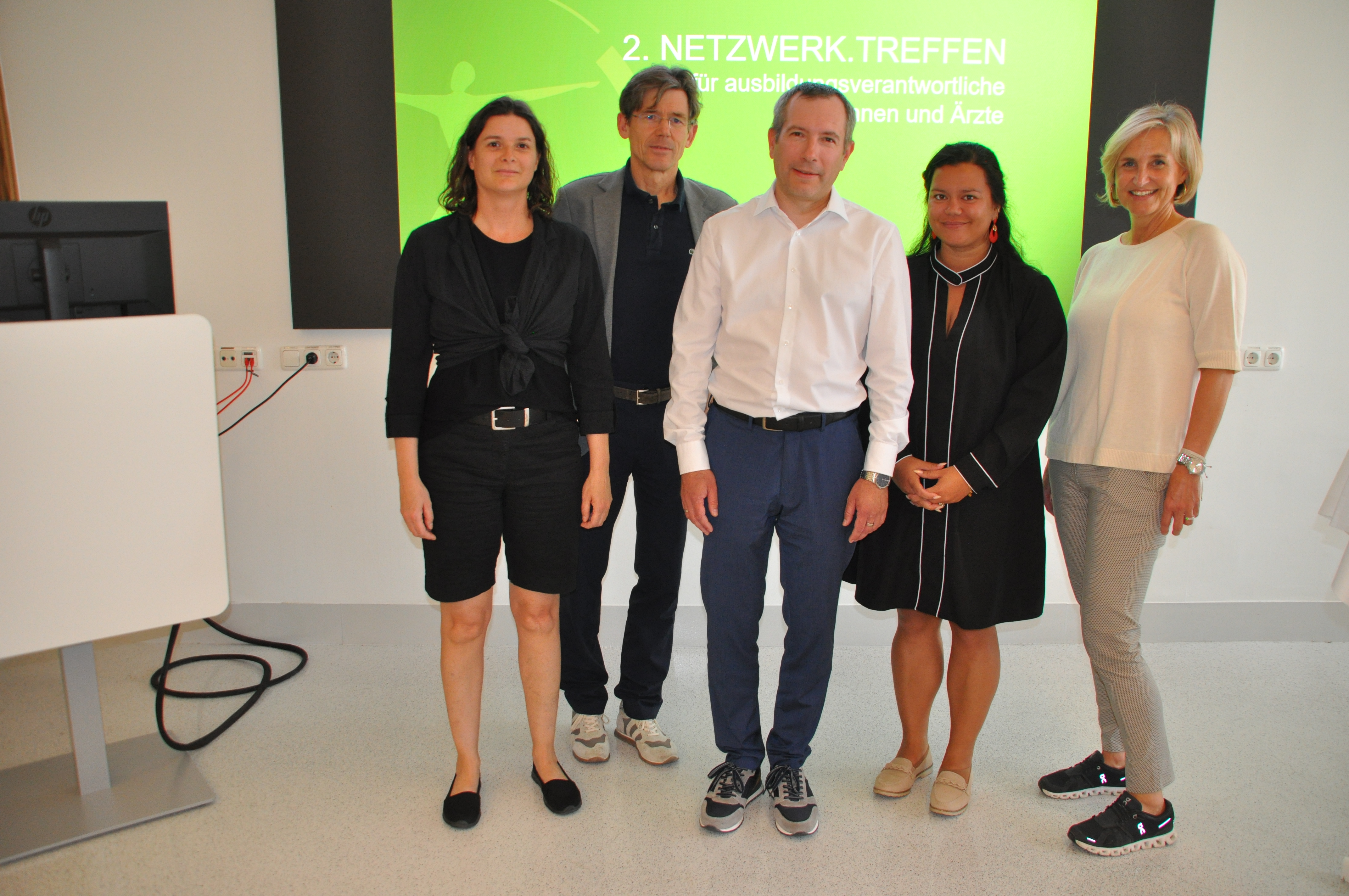 v.li.: Esther Pirker (Arztausbildung Ärztliche Direktion), Professor Christian Pirich (Ärztlicher Direktor Uniklinikum Salzburg), Privatdozent Christoph Augner (Leiter Personalentwicklung und Ausbildung), Deborah-Nicol Gappmaier (Studentische Ausbildung) und Michaela Grafinger (Ausbildungskoordinatorin Allgemeinmedizin).