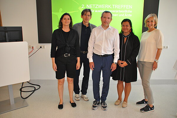 v.li.: Esther Pirker (Arztausbildung Ärztliche Direktion), Professor Christian Pirich (Ärztlicher Direktor Uniklinikum Salzburg), Privatdozent Christoph Augner (Leiter Personalentwicklung und Ausbildung), Deborah-Nicol Gappmaier (Studentische Ausbildung) und Michaela Grafinger (Ausbildungskoordinatorin Allgemeinmedizin).