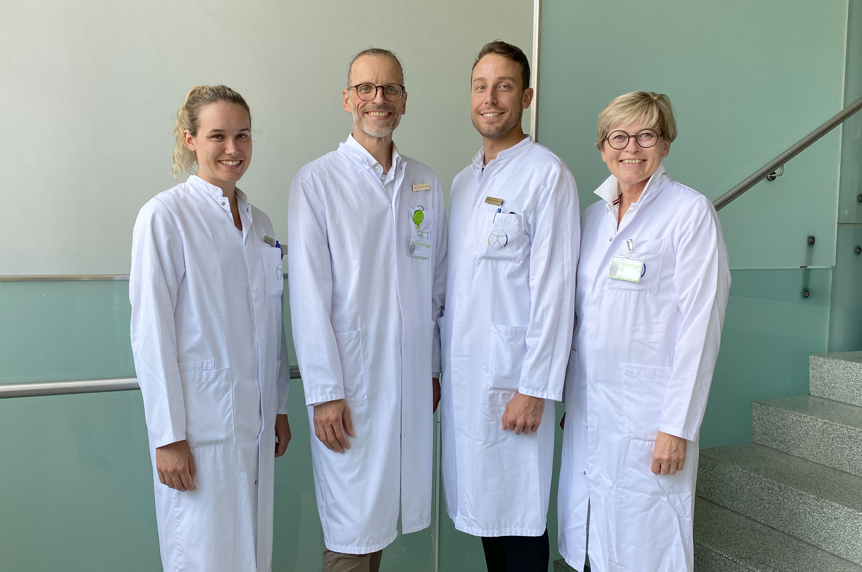 Foto: Das Schilddrüsenteam der Universitätsklinik für Chirurgie unter der Leitung von Univ.-Prof. Dr. Klaus Emmanuel: v. li. AÄ Dr.in Karin Rokitte, OA Prof. Dr. Stefan Schopf, FA Dr. Michael Grechenig, OÄ Dr.in Agnes Maria Gruber
