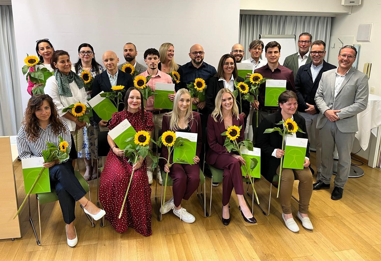 Sonnenblumen gab es zum Abschluss für die 17 Absolventinnen und Absolventen des Lehrgangs.
