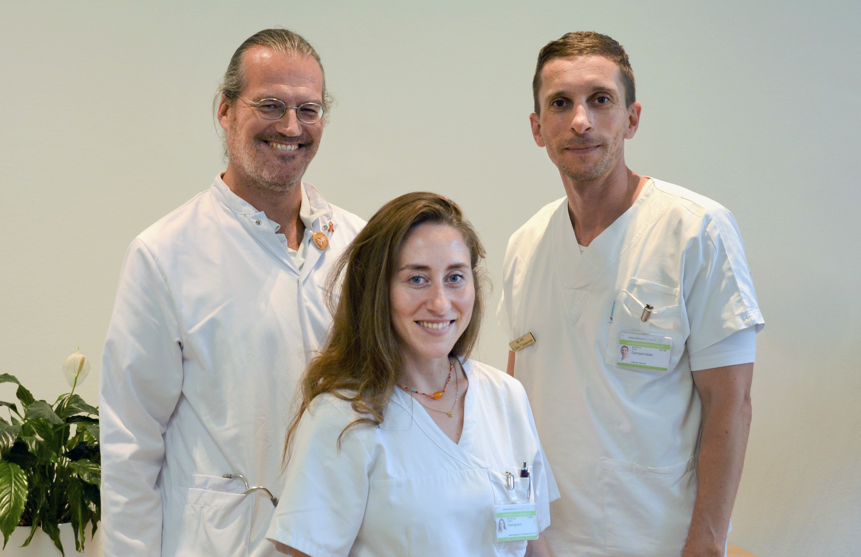 Foto v. li.: Interim. Leiter ao. Univ.-Prof. Dr. Alexander Egle, Dr.in Vanessa Castagnaviz, apl. Prof. Dr. Simon Gampenrieder