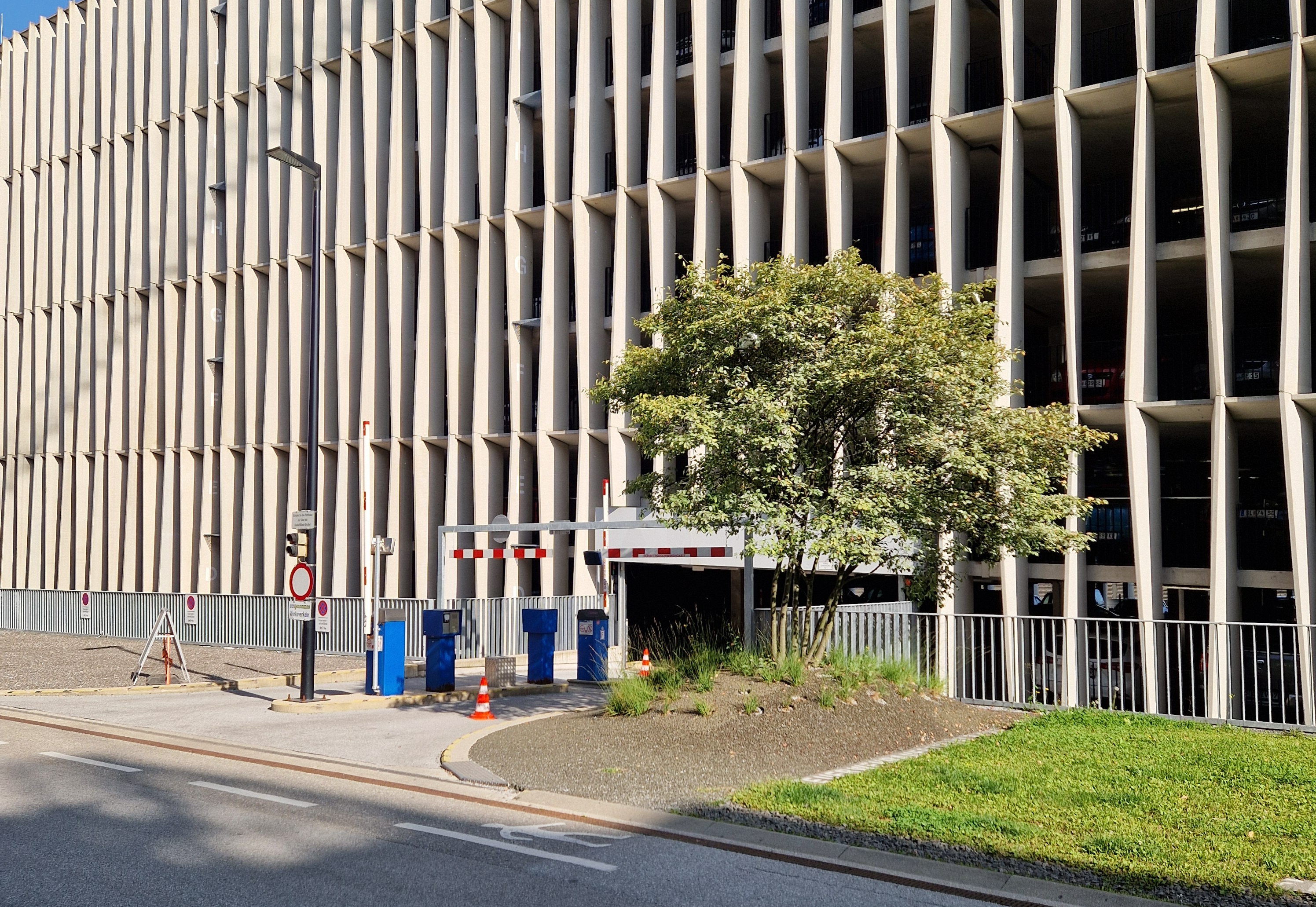 Während der Sanierung erfolgt die Zufahrt ins Parkhaus über das LKH-Gelände.