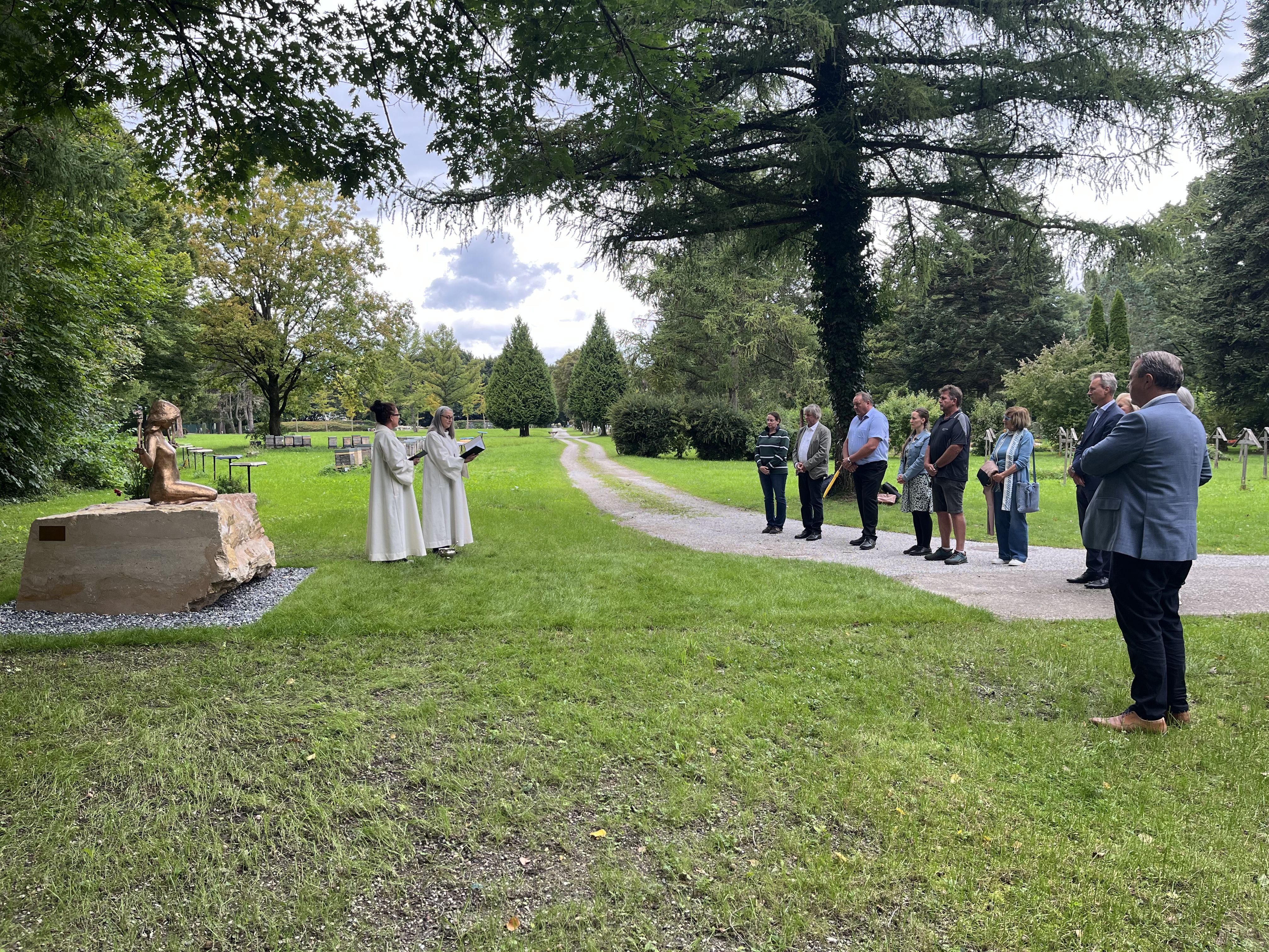 Feierliche Einweihung des Denkmals am Kommunalfriedhof.