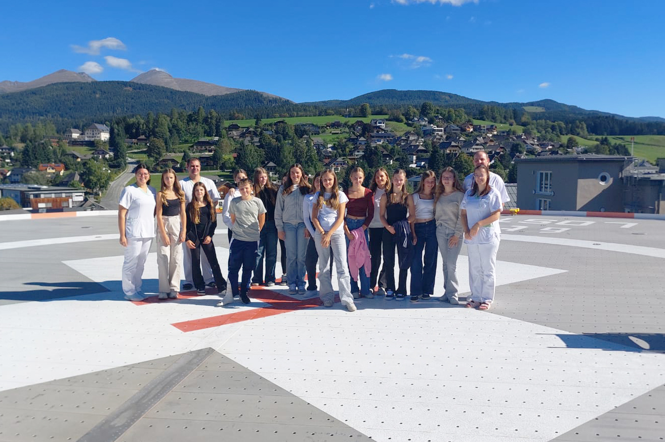 Die Schülerinnen und Schüler waren vor allem vom Hubschrauber-Landeplatz auf dem Krankenhausdach begeistert. 