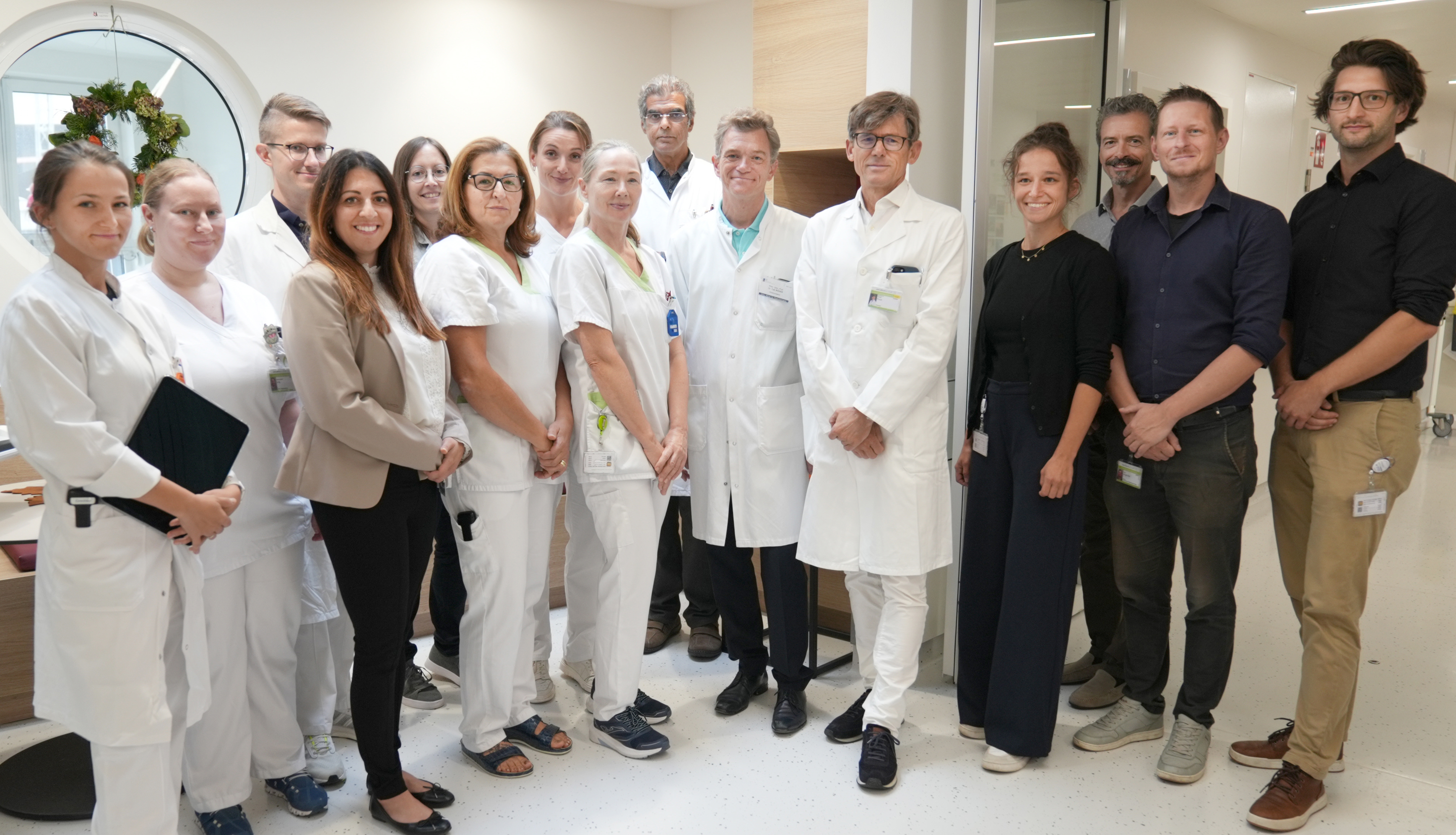 Foto v. li.: 
Dr.med. Olga Grechko, Theresa Jung, Priv.-Doz. Dr.med. Matthias Mattke, Alexandra Mohajeri, BSc; Susanne Seer, BSc; Manda Fuchshofer, Dr.med. Teresa Kiener, Erna Hazen, Dr.med. Darshan Singh, Univ.-Prof. Dr.med. Falk Röder, Univ.-Prof. Dr.med. Christian Pirich, Dr.med. Lea Plunger, BSc; DI Filippo Giannini, Georg Hinglhofer, LLB.oec; Paul Gasser, BSc
