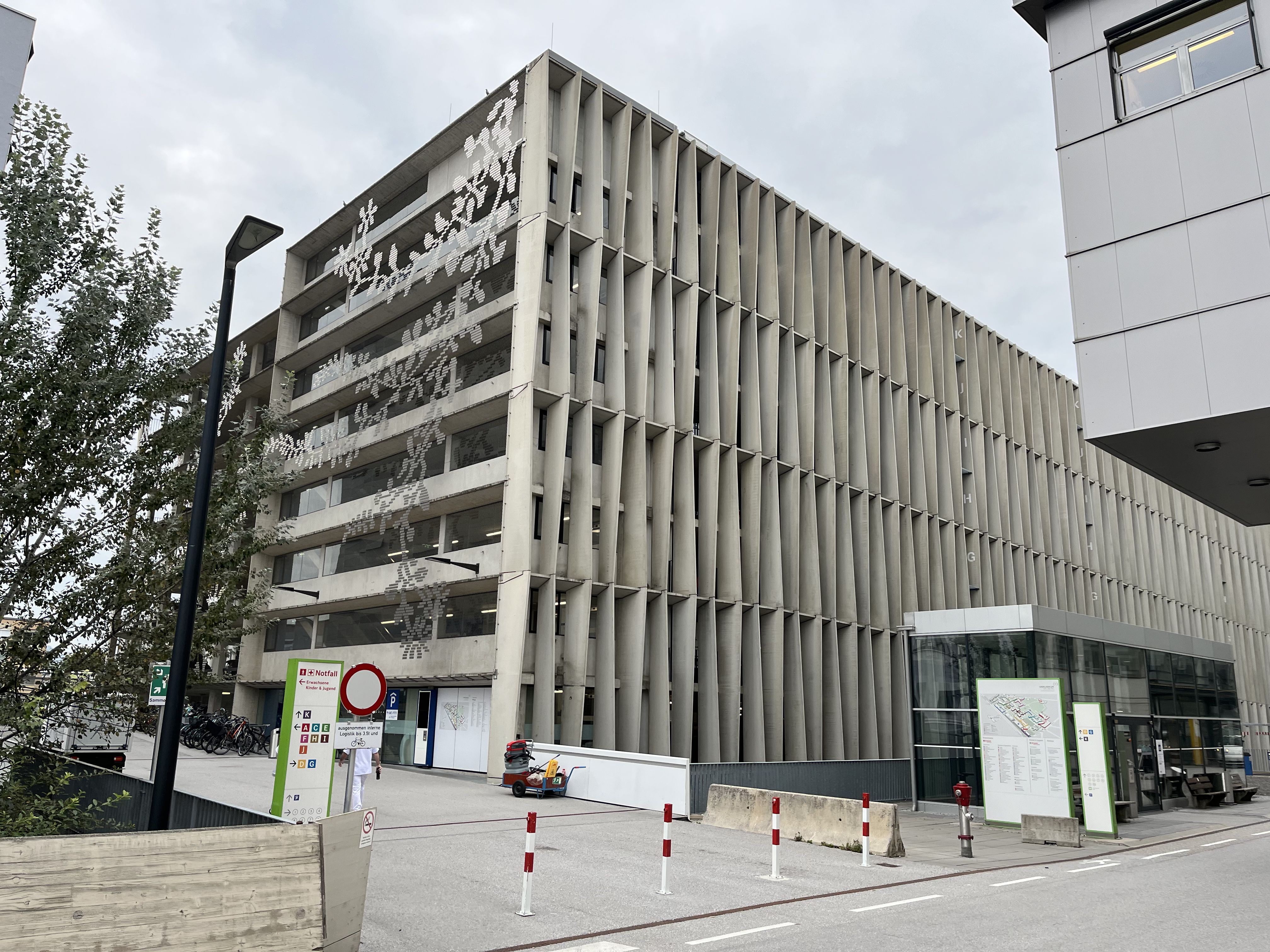 Die Zufahrt zum Parkhaus am Geländes des Landeskrankenhauses erfolgt ab 5. Oktober nicht mehr über das Klinikgelände, sondern wie gehabt über die Rudolf-Biebl-Straße.