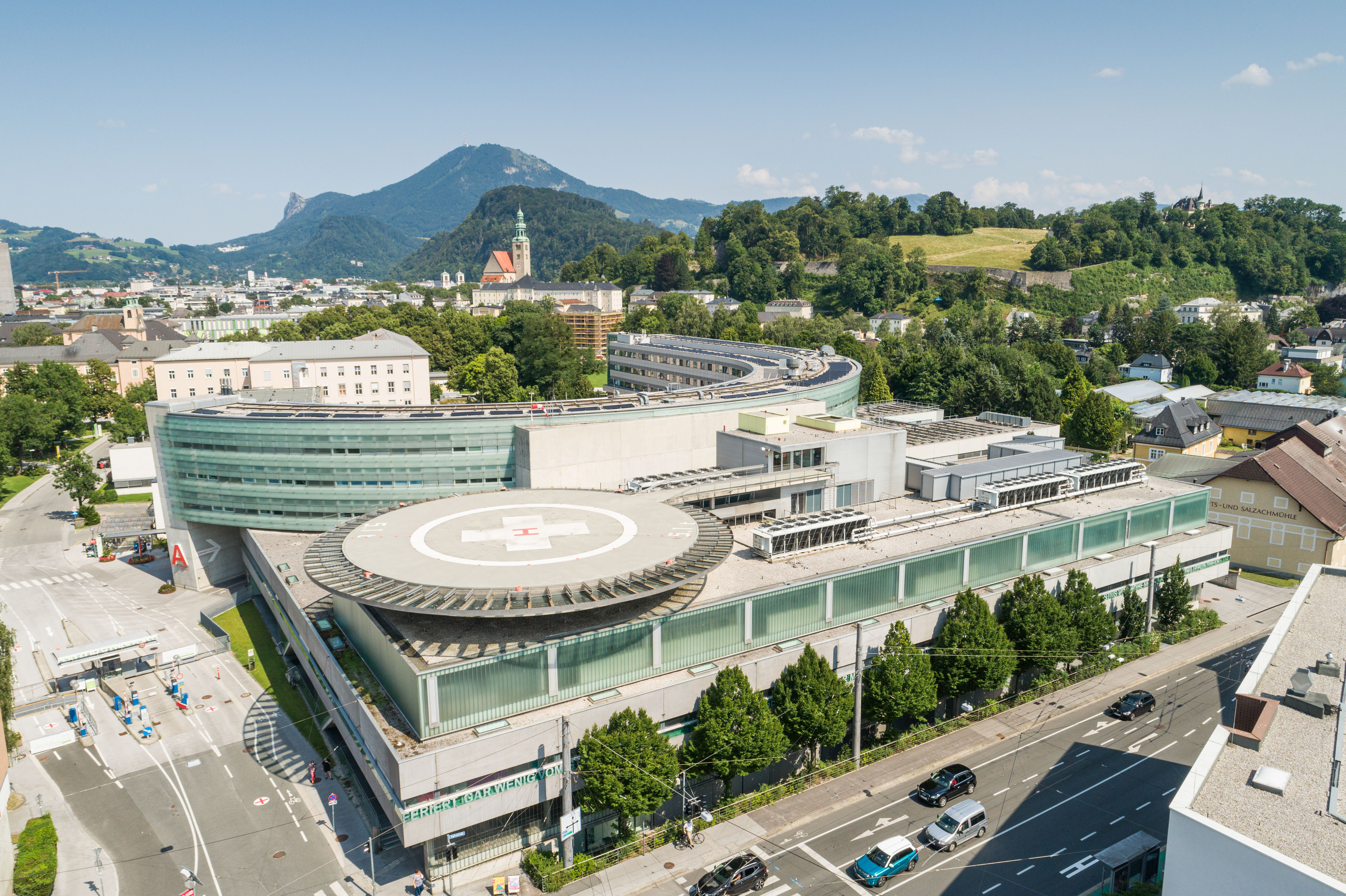 Die Chirurgie West mit dem Hubschrauberlandeplatz am Campus LKH.