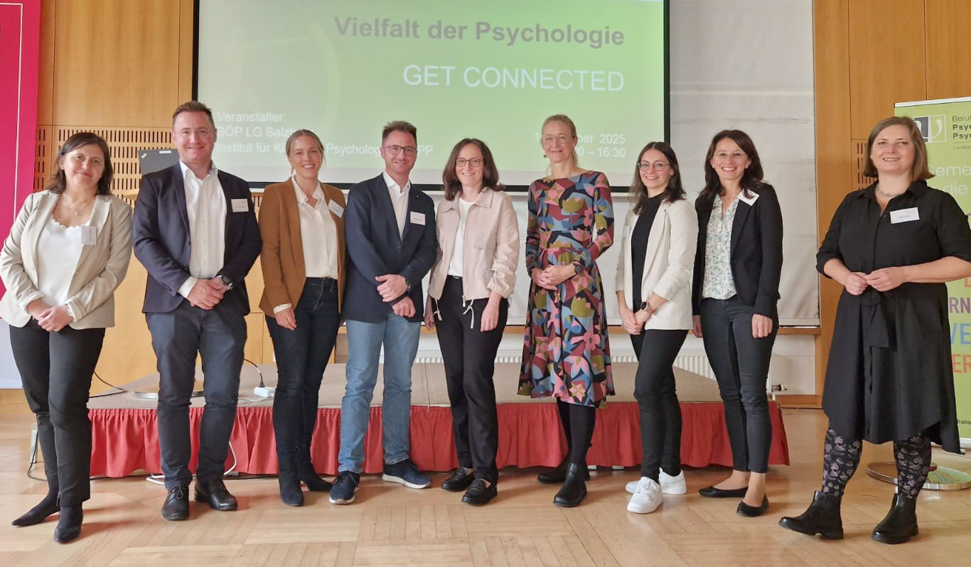 Foto v. li.: Mag.a Katrin Aschauer (Leitung Psychotherapie/Klinische Psychologie – Psychiatrische Reha in Oberndorf); Dr. Andreas K. Kaiser, MSc (Leiter des Instituts für Klinische Psychologie UKPPP); Mag.a Irene Ritter, BA (1. Stellvertretende Leiterin des Instituts für Klinische Psychologie); OR Mag. Wolfgang Kaiser (Bildungsdirektion für Salzburg, Schulpsychologie und schulärztlicher Dienst Nord); Dr. Elisabeth Schmid (Klinische Psychologin, Klinische Neuropsychologie); Mag.a Dr.in Kimbie Humer-Vogl (Klinische Psychologin, selbstständige Projektorganisatorin, Landtagsabgeordnete);  
Isabella Gruber, MSc (Klinische Psychologin, Klinische Neuropsychologie); Mag.a Oksana Blotni (Klinische Psychologin, Schmerzpsychologie; Leitung BÖP Landesgruppe Salzburg); Mag.a Sigrun Eder (Klinische Psychologin, Autorin und Redakteurin)

