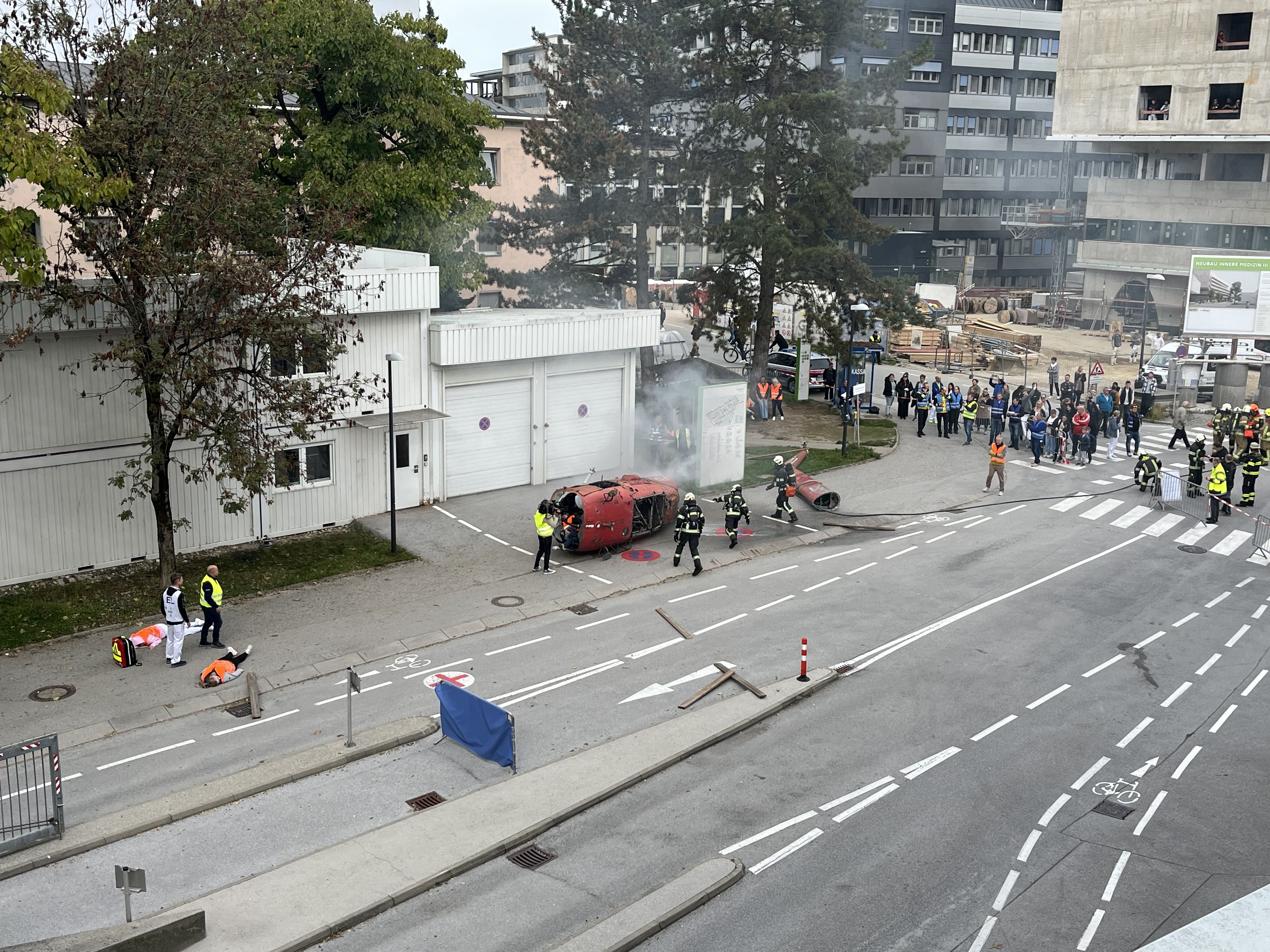 Ein rauchender Hubschrauber bei der Einsatzübung.