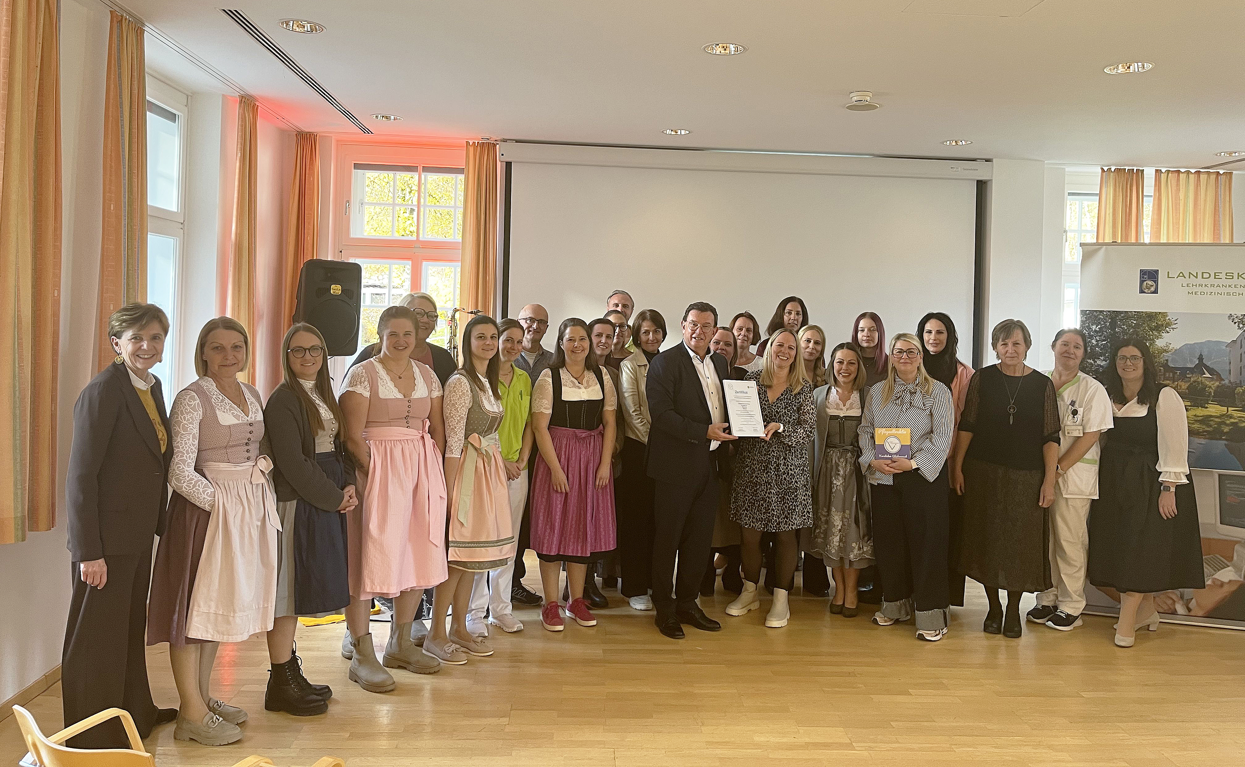 Übergabe der Zertifizierung: ganz Links Landtagspräsidentin Brigitta Pallauf, in der Mitte Pflegedirektor Karl Schwaiger mit seiner Stellvertreterin Daniela Ebner, umringt von Pflegekräften, die diesen Prozess nun weiterführen.