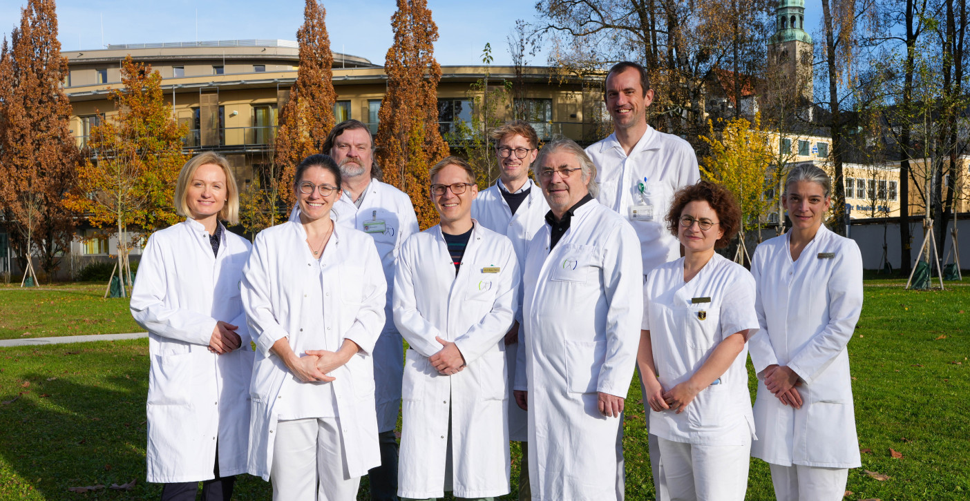 Antimicrobial Stewardship Team der SALK v. li.: 
Dr. Stephanie Aschauer-Wallner, Dr. Lisa Walter, Dr. Hubert Zechmeister, OA Dr. Markus Wallner, Interim. Institutsleiter OA Dr. Jan Marco Kern, OA Dr. Arno Lechner, Ltd. OA Priv.-Doz. Dr. Christian Torgersen, MBA; Mag. pharm. Eva Past, MSc; Mag. pharm. Sara Reiter-Browne, MSc