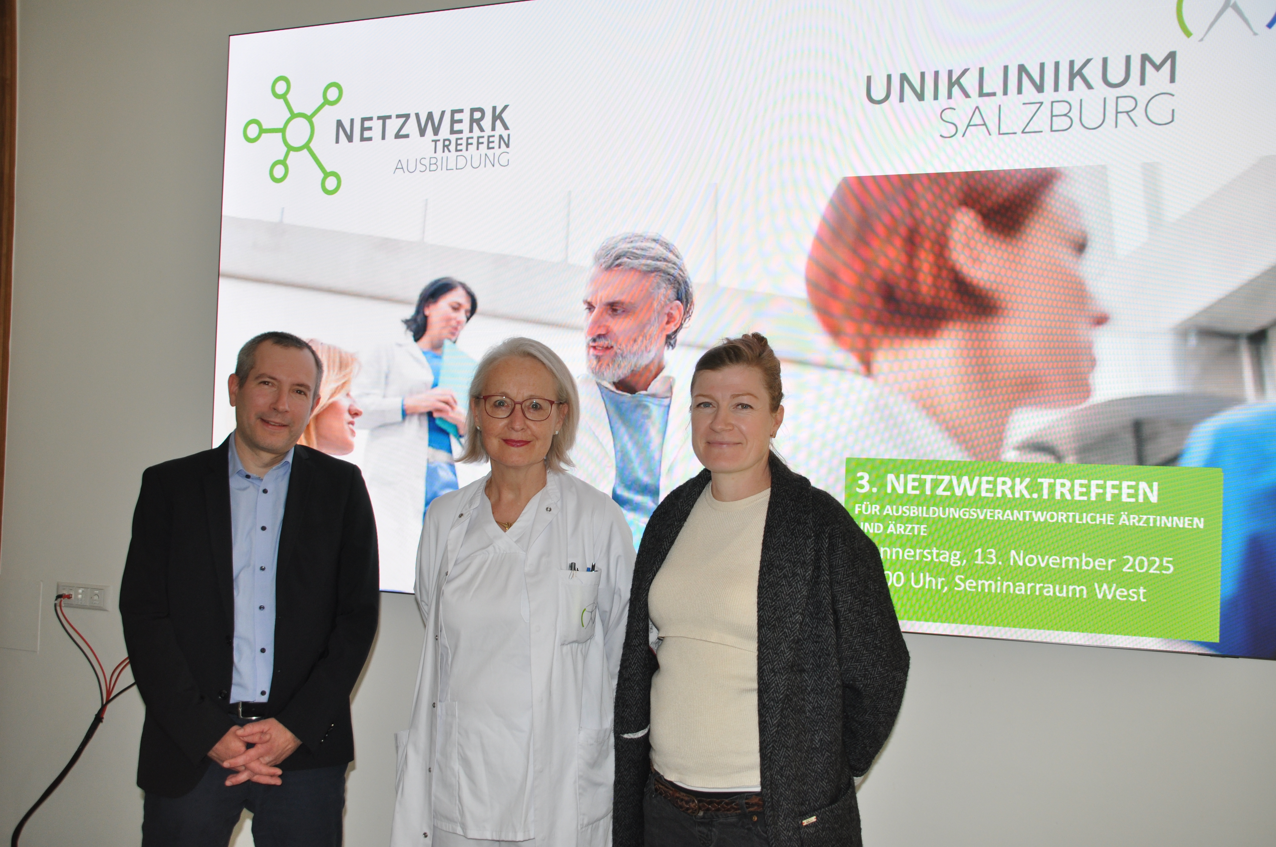 Freuten sich über die gut besuchte Veranstaltung: Priv.-Doz. Mag. Dr. Christoph Augner, MBA  (Ärztliche Direktion), PD Dr. Waltraud Dankl-Eder (Uniklinik für Kinder-und Jugendheilkunde) und Dr. Larissa Schäfer (Uniklinik für Anästhesiologie & Intensivmedizin) (v.li.).