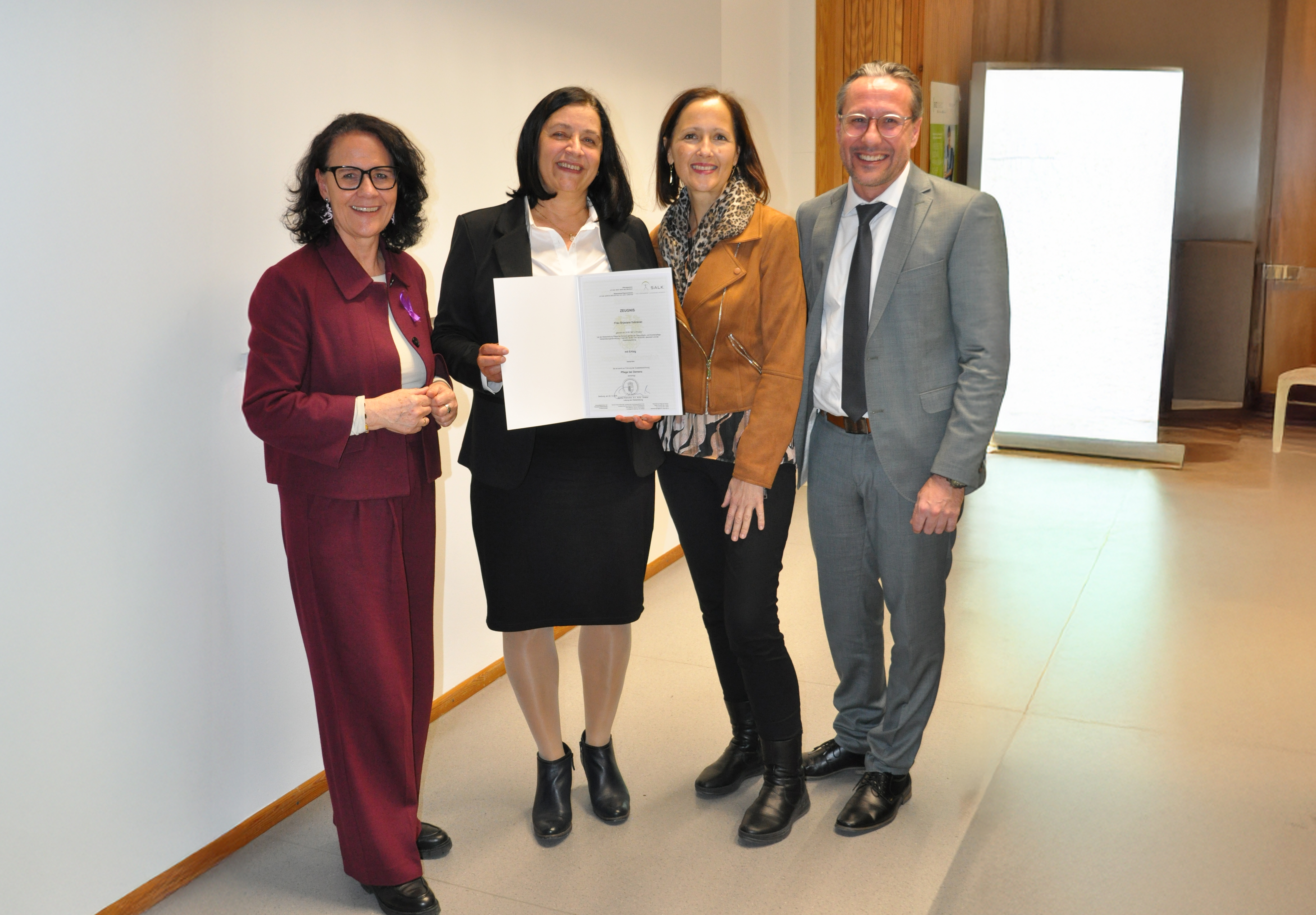 Gesundheitslandesrätin Daniela Gutschi, Absolventin der Weiterbildung Pflege bei Demenz, Franziska Moser (Pflegedirektorin Uniklinikum Salzburg) und Markus Widlroither (Direktor Gesundheits- und Krankenpflegeschule) (v.li.).