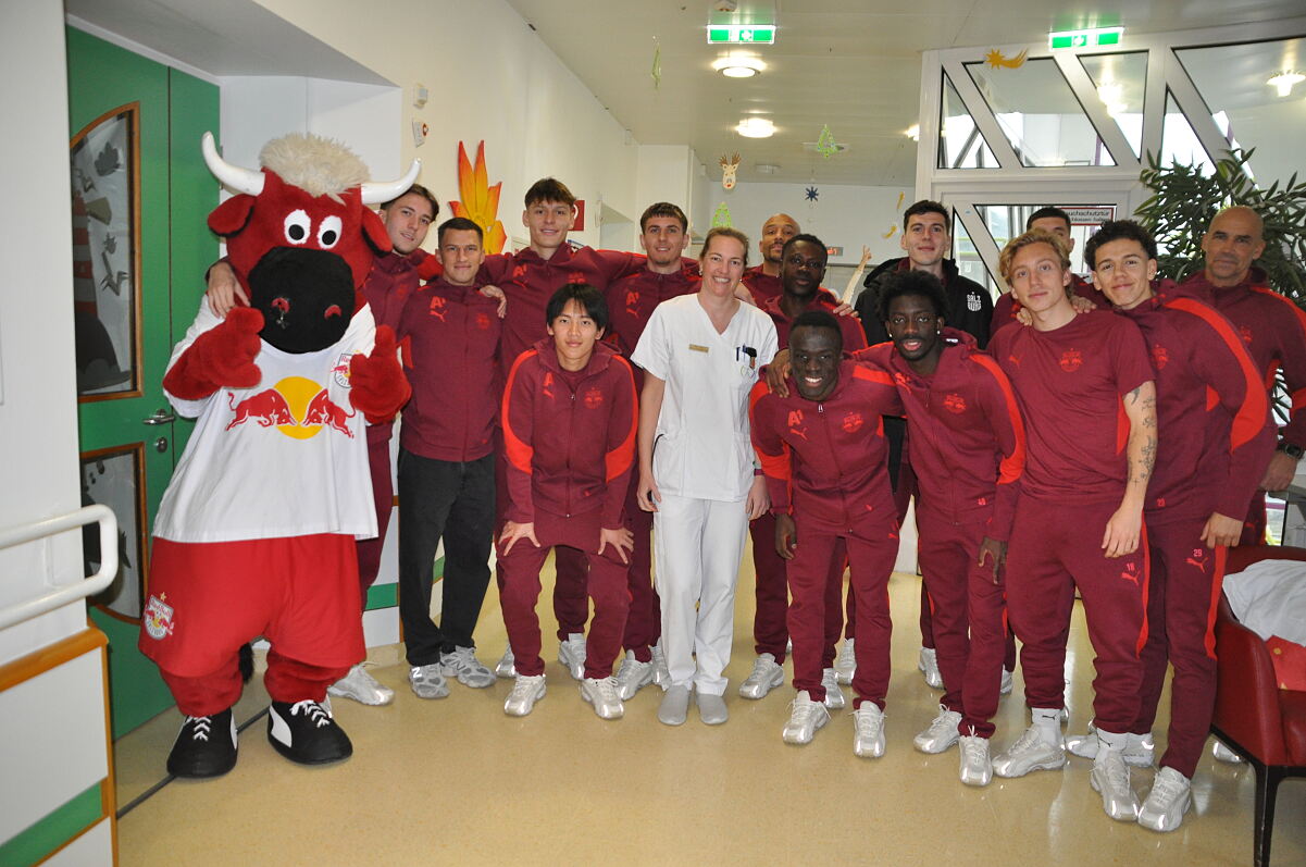 Weihnachtsbesuch der Red Bull-Fußballer im Kinderzentrum