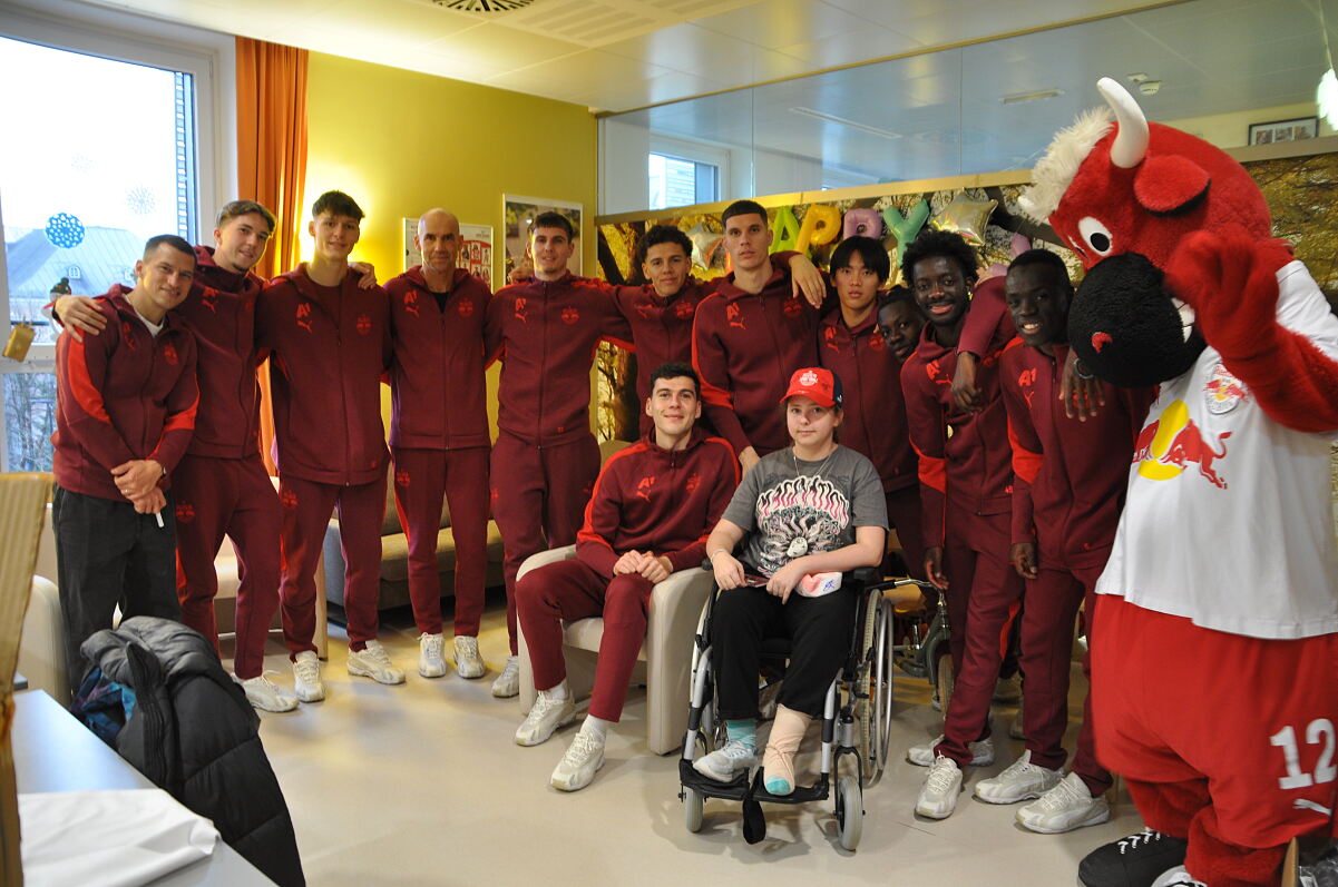 Weihnachtsbesuch der Red Bull-Fußballer im Kinderzentrum