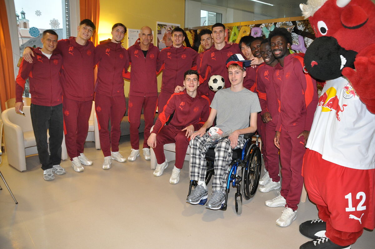 Weihnachtsbesuch der Red Bull-Fußballer im Kinderzentrum