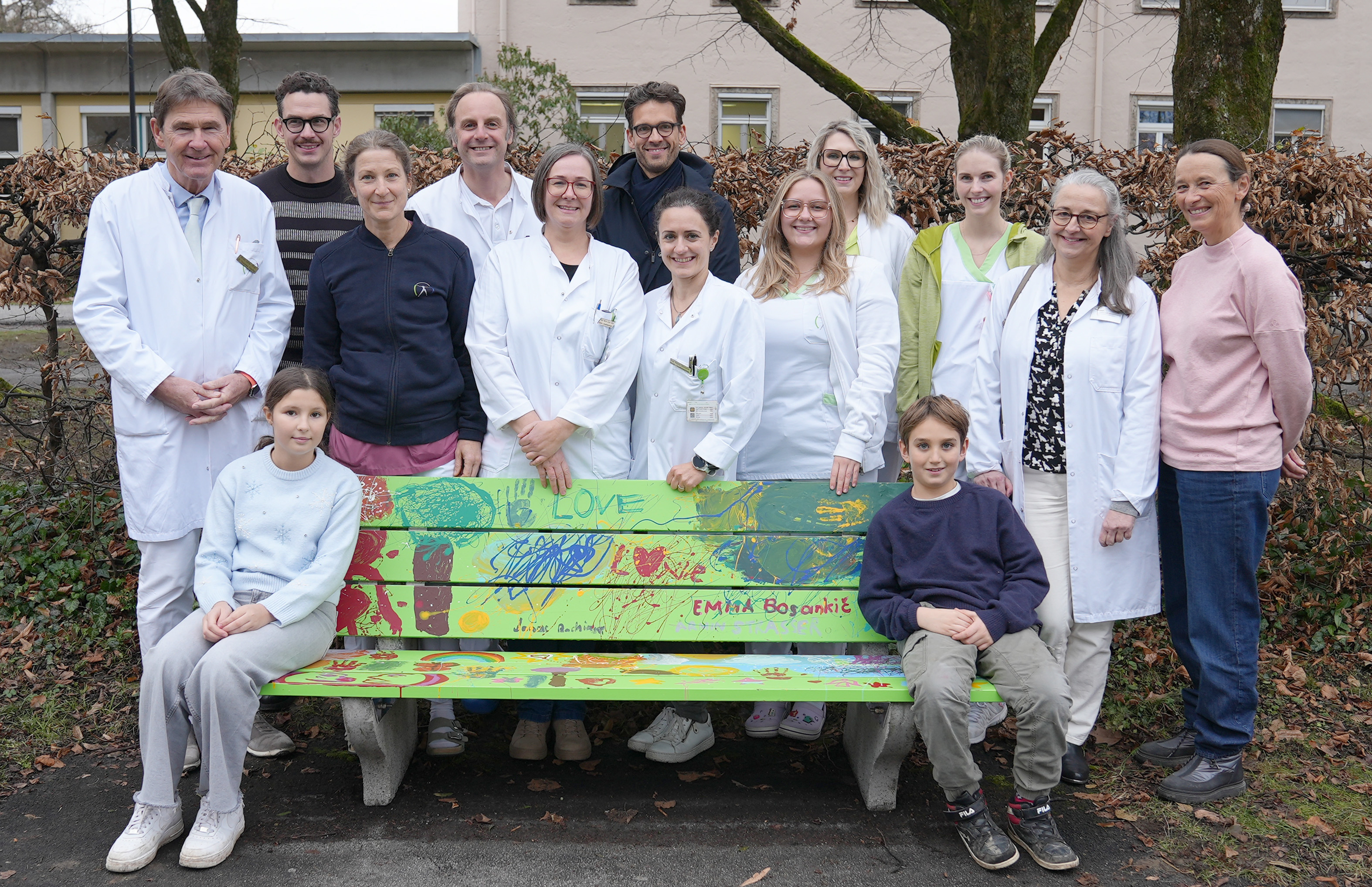 Das Sternenkinderteam und zwei der Künstler