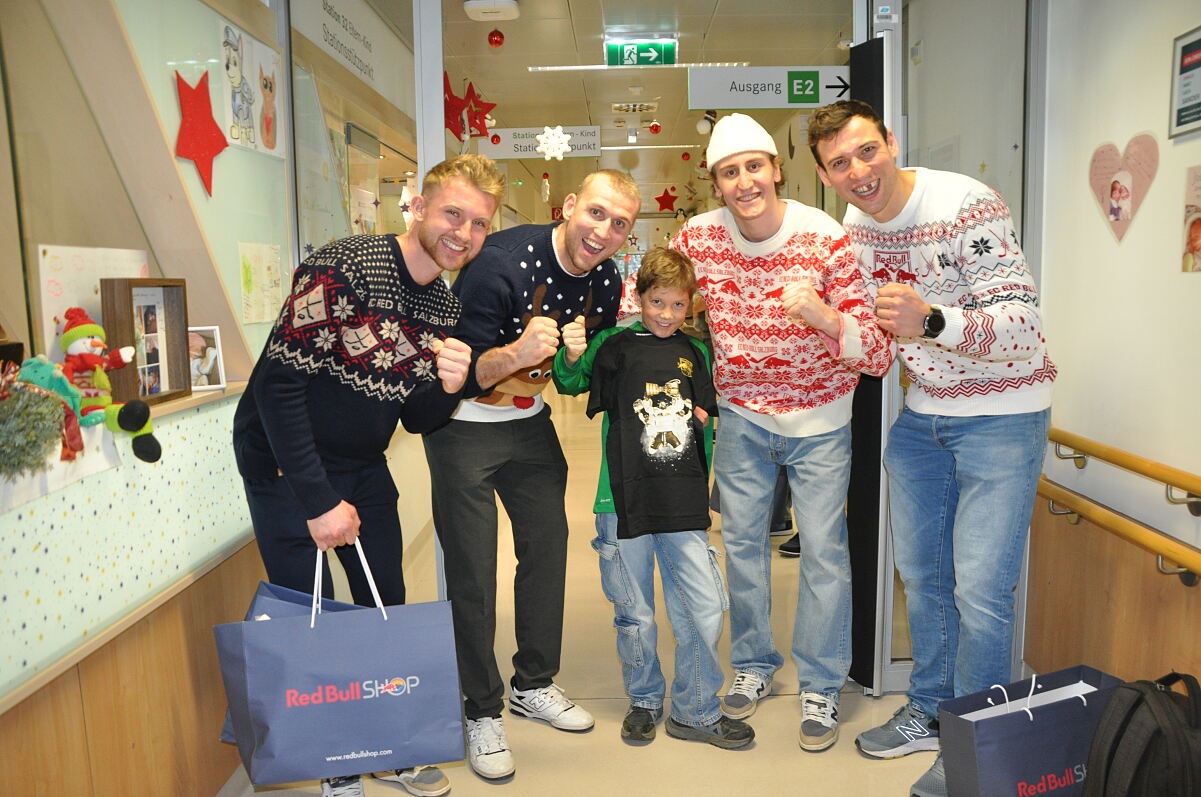 Red Bull Eishockey-Stars auf Christkindltour im Kinderspital