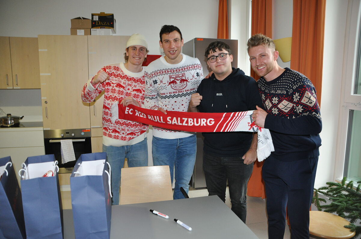 Red Bull Eishockey-Stars auf Christkindltour im Kinderspital