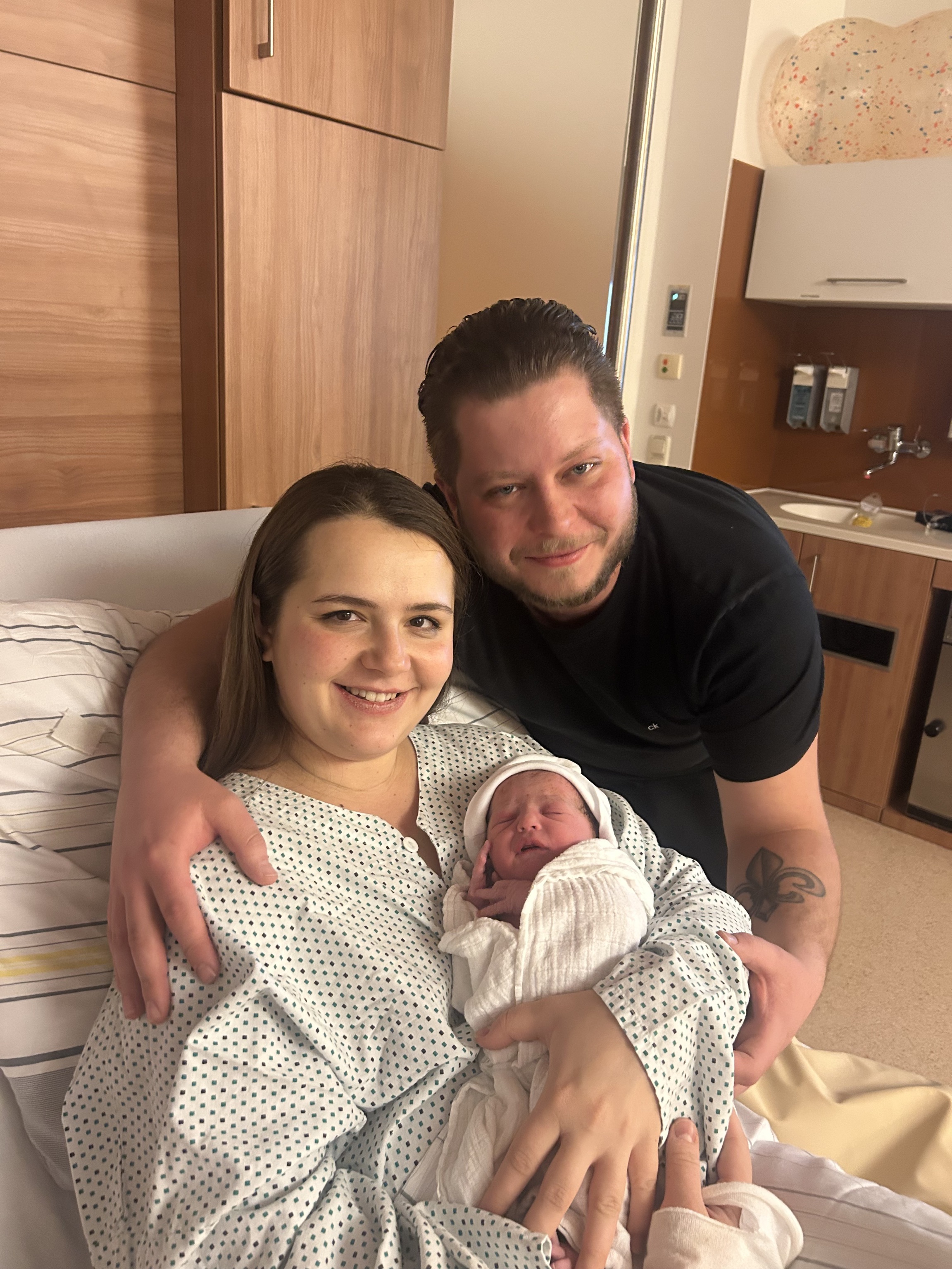 Neujahrsbaby Dzeneta mit ihren Eltern Jalila und Dzenis Pajalic.