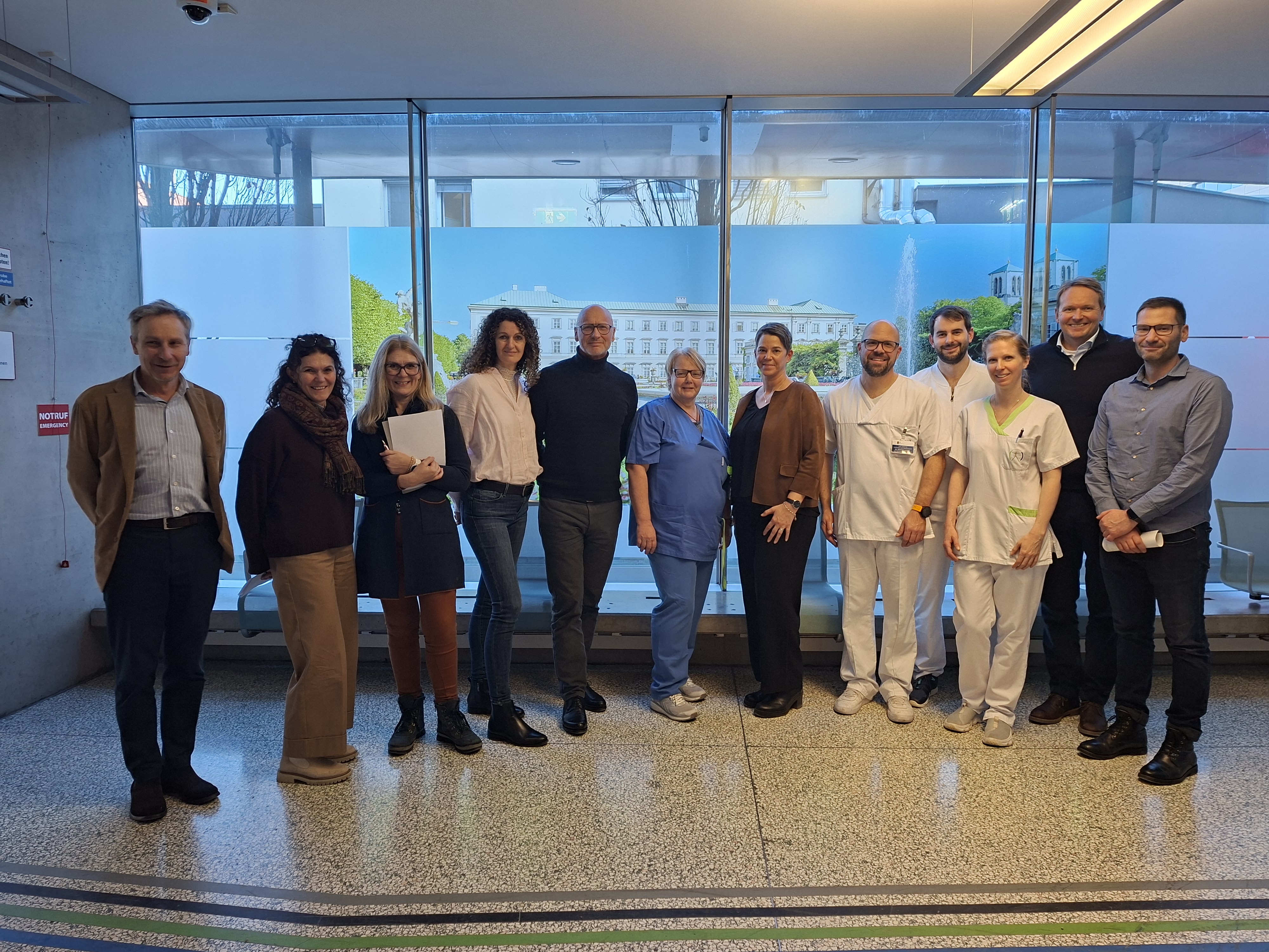 Univ. Prof. Dr. Bernhard Iglseder (UK für Geriatrie - UKS), Astrid Weinberger (Physiotherapie, KABEG), Gabi Schandl (Pflegedokumentation, KABEG), PDL Marion Barzauner MSc (KABEG), Primar Dr. Arnulf-Markus Isak (Medizinische Geriatrie/KABEG), LPP Edith Jeitler (Ambulanz/Haus A - UKS), PDL Irene Mössler BScN, MSc (UKS), Ltd. OA Reinhard Alzner (UK für Geriatrie, ärztliche Leitung ATZ - UKS) APN Andreas Radler BSc, MSC (Pflegeexperte – UKS), APN Melanie Rudelstorfer BSc, MScN (Pflegeexpertin – UKS),  Primar Dr. Martin Jesacher (Unfallchirurgie – KABEG), PDL Simon Wurzer (KABEG) (v.li.).
